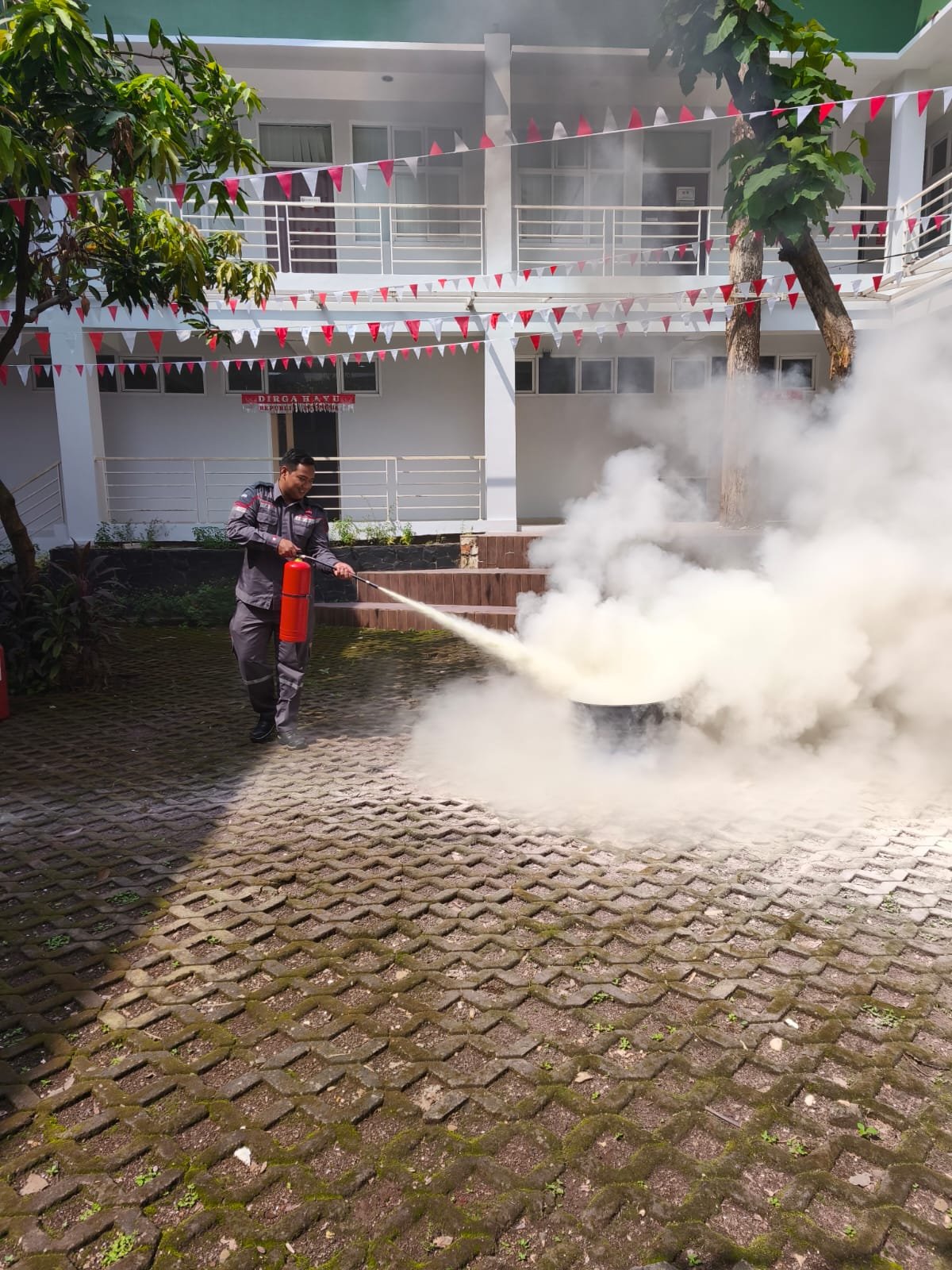 Tim profesional SertifikatK3 sedang melakukan pelatihan fire extinguisher